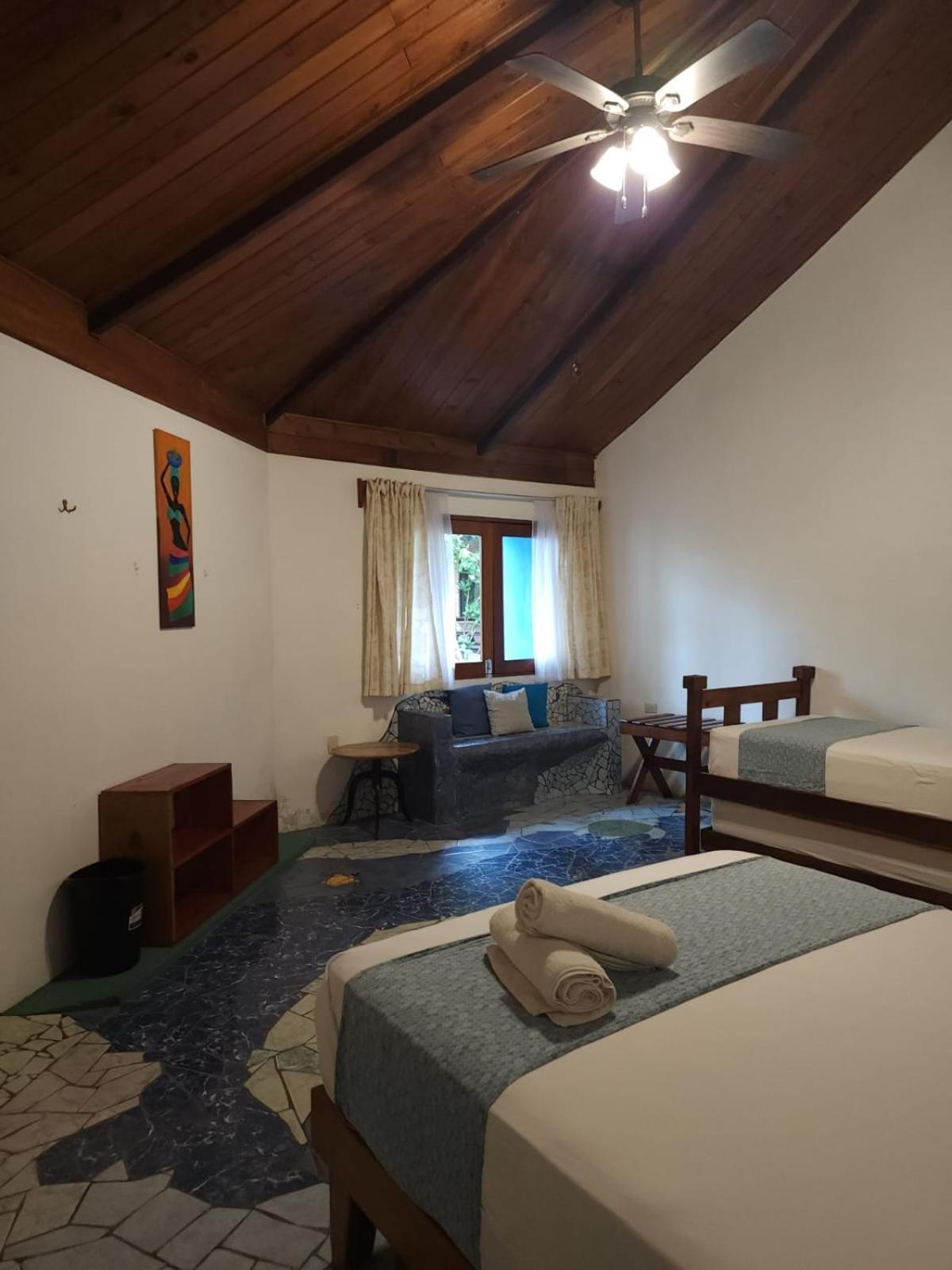 Casa Thirema Tortuguero Hotel Exterior photo